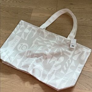 Vuori Light Grey Tote NWT